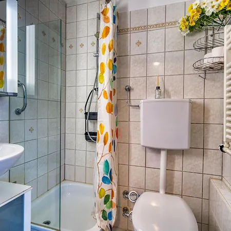 - Haus G, App 0g1003 *